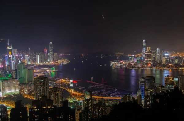 Paysage urbain Les bâtiments de la ville de Hong Kong entourent un large port — Photo