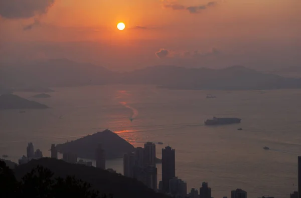 Çeşitli dükkanları olan ünlü Hong Kong Mong Kok bölgesi.