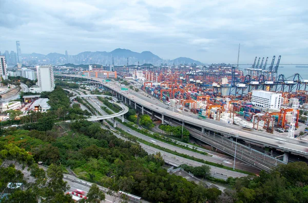 Container Terminal Carros Dirigir ao longo de Hong Kong Overpass Highways — Fotografia de Stock