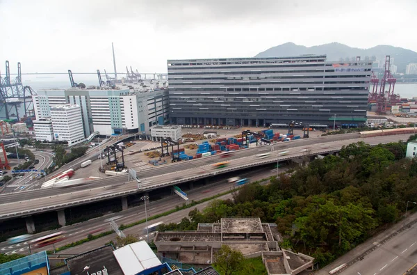 Konteynır terminali vincleri Hong Kong 'da kargo gemisi yüklüyor.