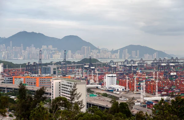 Konteynır terminali. Hong Kong 'un modern liman ve üst geçit yolu.