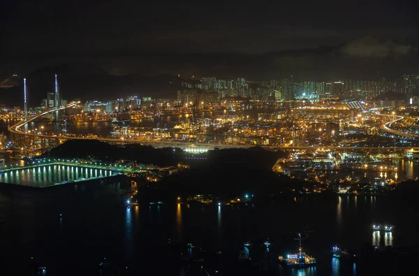 Porto de contêiner moderna cidade de Hong Kong com iluminação brilhante — Fotografia de Stock