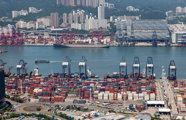 Container port cranes operate in large Hong Kong harbour — ストック写真