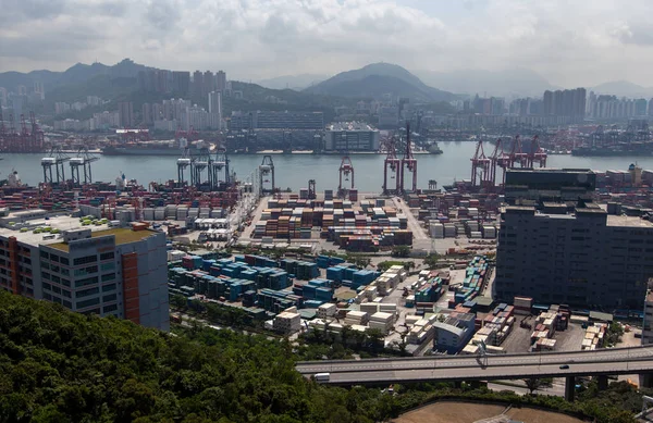Statki portowe kontenerowe w porcie Hongkong z dźwigami Zdjęcie Stockowe