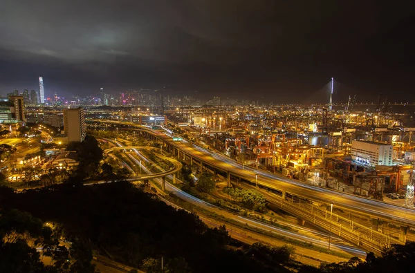 Port de conteneurs grande route de passage supérieur de Hong Kong avec un trafic achalandé — Photo