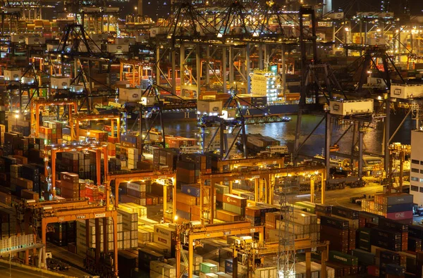 Container port special cranes load Hong Kong cargo vessels — Stockfoto