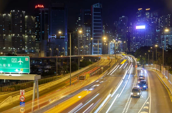 Авто едут по Гонконгской дороге под облачным небом — стоковое фото