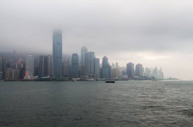 Hong Kong gemileri Wan Chai bölgesine doğru yelken açıyor.