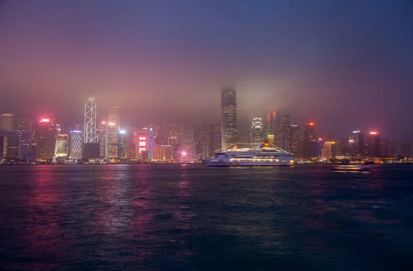 Turistas admirar arranha-céus de Hong Kong show de luz — Fotografia de Stock