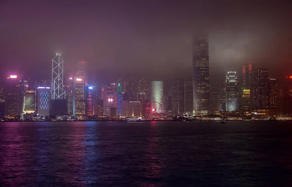 Parte superior ocidental central do arranha-céu de Hong Kong na névoa — Fotografia de Stock