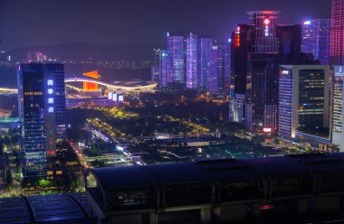 Shenzhen mimarisi ile aydınlatılmış Futian.