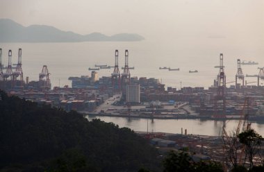 Shenzhen Limanı konteyner terminalinde kargo gemisi