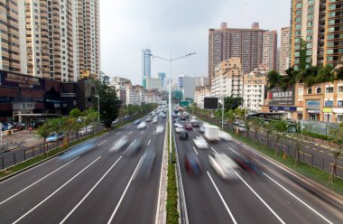 Şehir binalarının yoğun trafiği olan Shenzhen Yolu