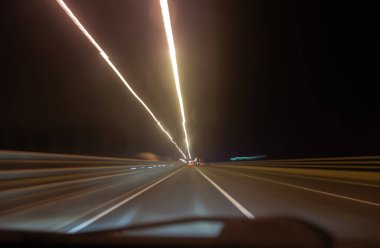 Donghai Köprüsü 'nde Çin Şangay' a karşı seyahat ediyor. 