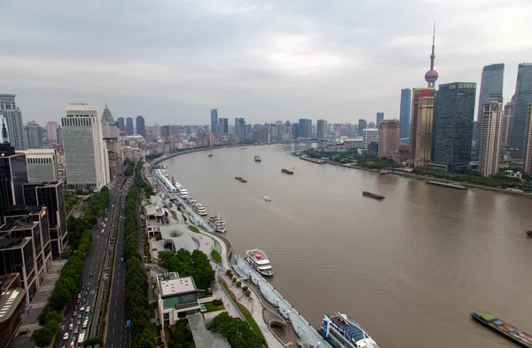 Klidná řeka Huangpu obklopená městem Šanghaj — Stock fotografie
