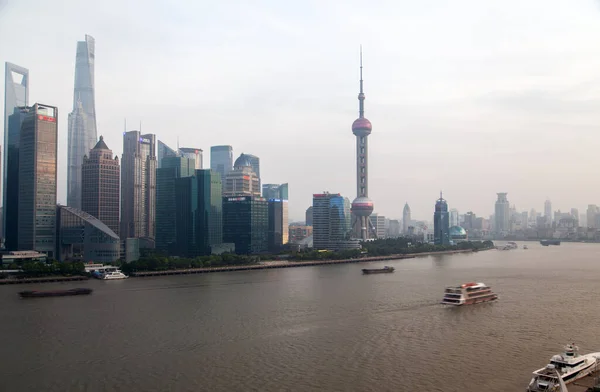 Šanghajská plavidla plují podél řeky Huangpu v Číně — Stock fotografie