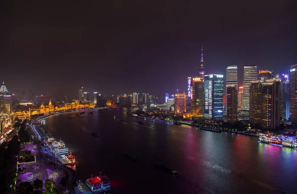 Shanghai byggnader och skyskrapor på Huangpu bank — Stockfoto