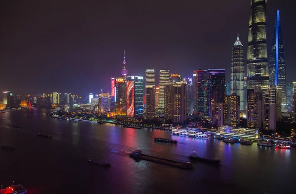 Shanghaier Boote auf dem Huangpu-Fluss im Pudong New Area — Stockfoto