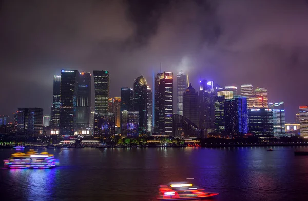 Shanghai Pudong New Area am Huangpu Fluss bei Nacht — Stockfoto