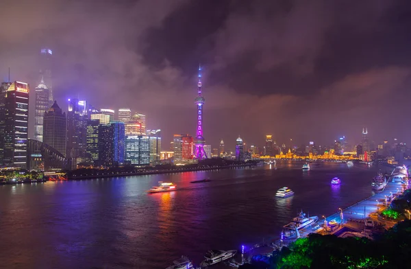 Barcos de Shanghai navegan a lo largo de la noche río Huangpu —  Fotos de Stock