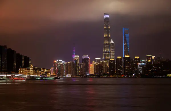 Motorbåtar i Pudong New Area hamn i Shanghai — Stockfoto