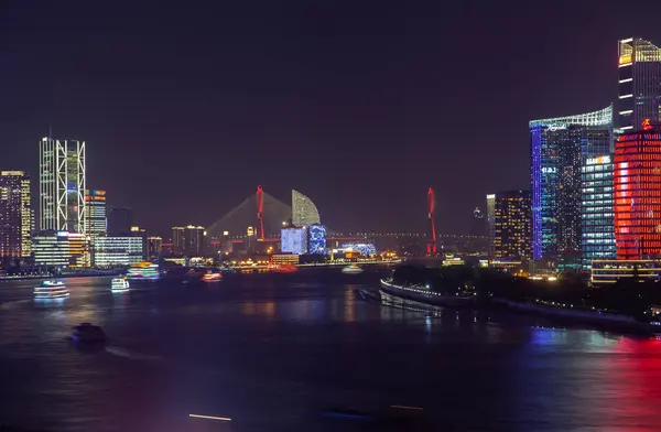 Byggnader som speglas i floden Huangpu i Shanghai — Stockfoto