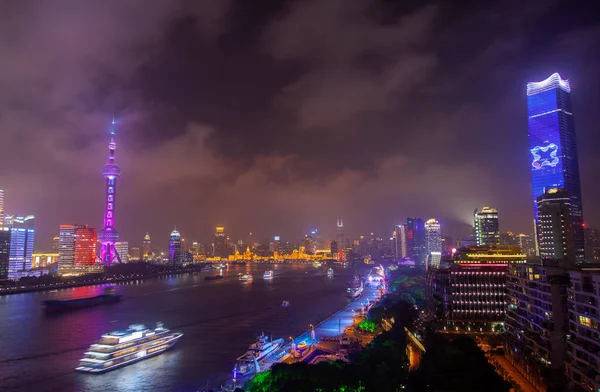Kinesiska båtar på Huangpu vid Shanghai skyskrapor — Stockfoto