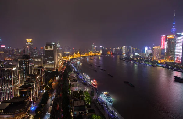 Shanghai båtar seglar längs Huangpu floden i Kina — Stockfoto