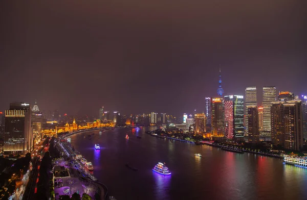 Shanghai bateaux à moteur naviguent le long de Huangpu en Chine — Photo