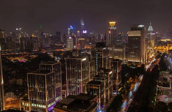 Şangay otoyolunda trafik Çin şehrine karşı. 