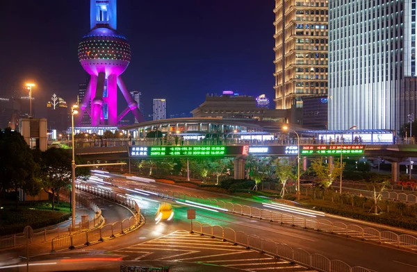 Çin binalarının yanındaki Şangay Pudong Bölgesi Kulesi 