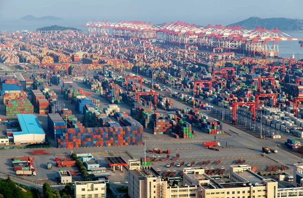 Containers em Yangshan Port in Shanghai — Fotografia de Stock