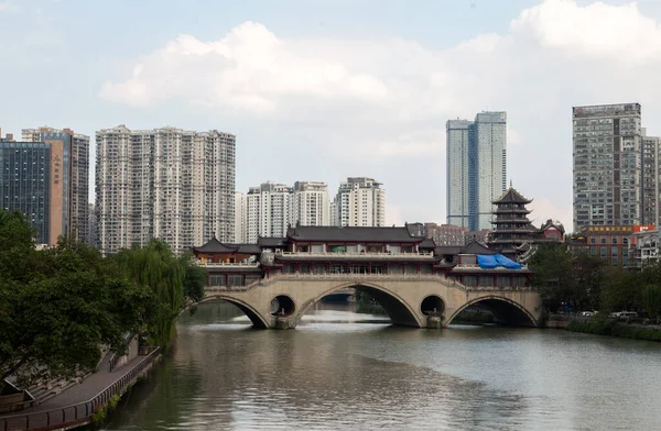 Chengdu Sichuan 'daki Anshun Lang Köprüsü 