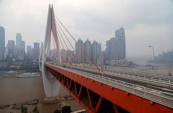 Most Dongshuimen nad rzeką Jangcy w Chungking — Zdjęcie stockowe