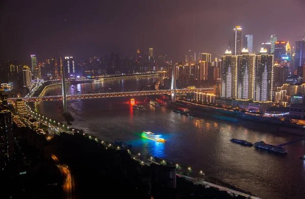 Notte fiume Yangtze tra Chongqing città in Cina — Foto Stock