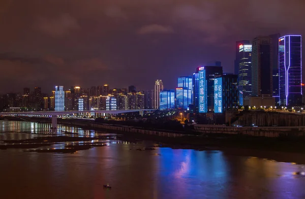 Chungking refletido na calma Jialing rio na China — Fotografia de Stock