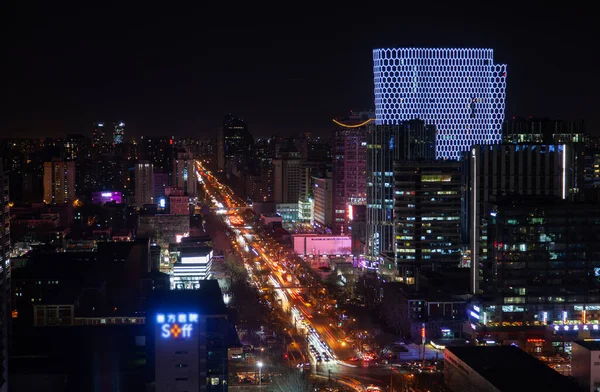 Çin gece reklamı olan Pekin binaları. 