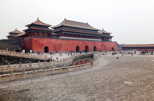 Chinese people walk to Meridian Gate in Beijing — Stock Fotó