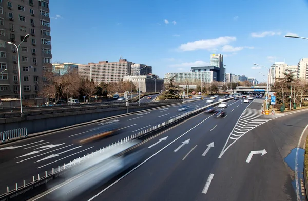 Китайское многополосное шоссе в зданиях Пекина — стоковое фото