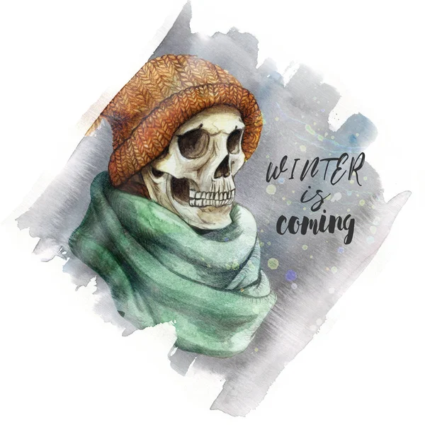 Disegno ad acquerello nel tema di Halloween sordo teschio umano in maglia arancione caldo cappello di lana e sciarpa verde, ghiaccio grigio, gelo, macchie di acquerello di sfondo di colore grigio, cornice per la decorazione — Foto Stock