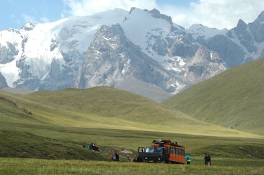 Turistler Kırgızistan dağlarında