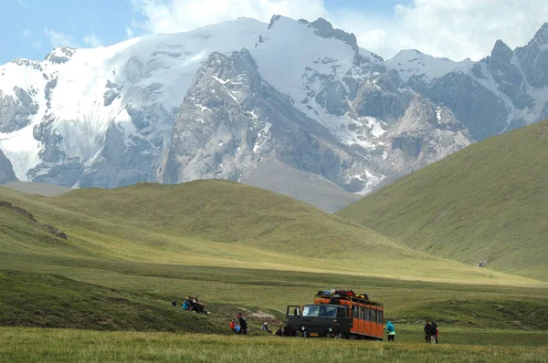 Turistas nas montanhas do Quirguistão — Fotografia de Stock