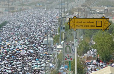 Müslüman hacıların öğle ve ikindi namazı Namira cami de Mount Arafat gerçekleştirmek için bir araya