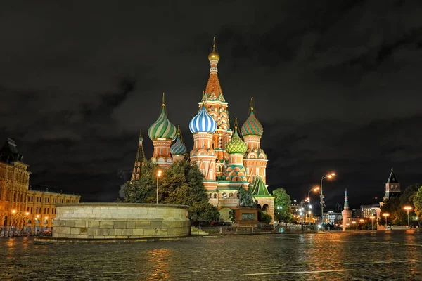 モスクワ ロシア 雨の秋の夜にロブノエMestoと聖バジル大聖堂と赤の広場の南側の概要 — ストック写真
