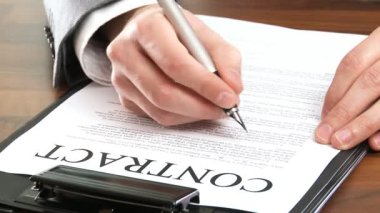 Okuma ve bir sözleşme imzalama.