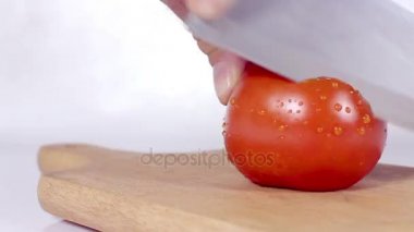 Bir tahta üzerinde kesme domates. 