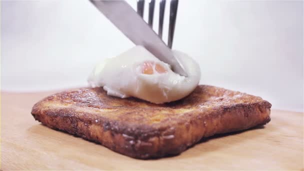 Placing Poached Egg Toast Slicing Yolk — Stock Video