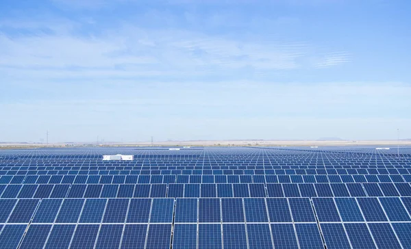 Granja de energía del panel solar —  Fotos de Stock