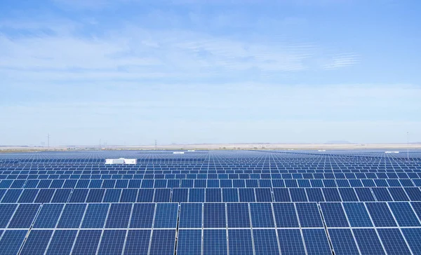 Güneş paneli enerji santralleri — Stok fotoğraf