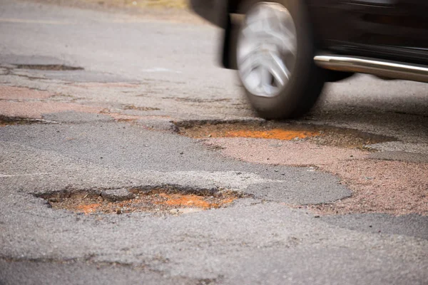 Pothole e carro em movimento — Fotografia de Stock